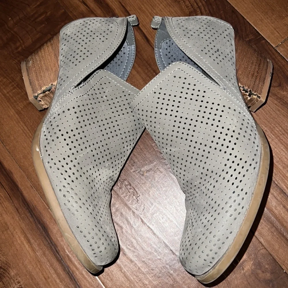 Baretraps - open sides gray booties - size 8 - Picture 3 of 9